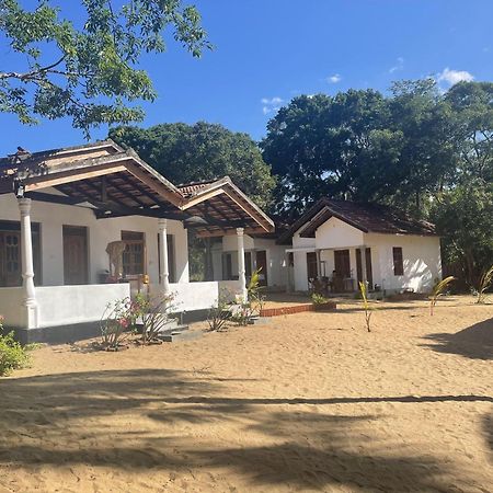 Хостел Coconut Hill Аругам-Бей Екстер'єр фото